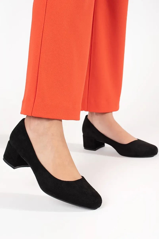 black of suede High heels on the heel... black of suede High heels on the heel...