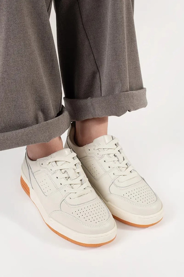 Jasnobeżowe sneakersy na... 2