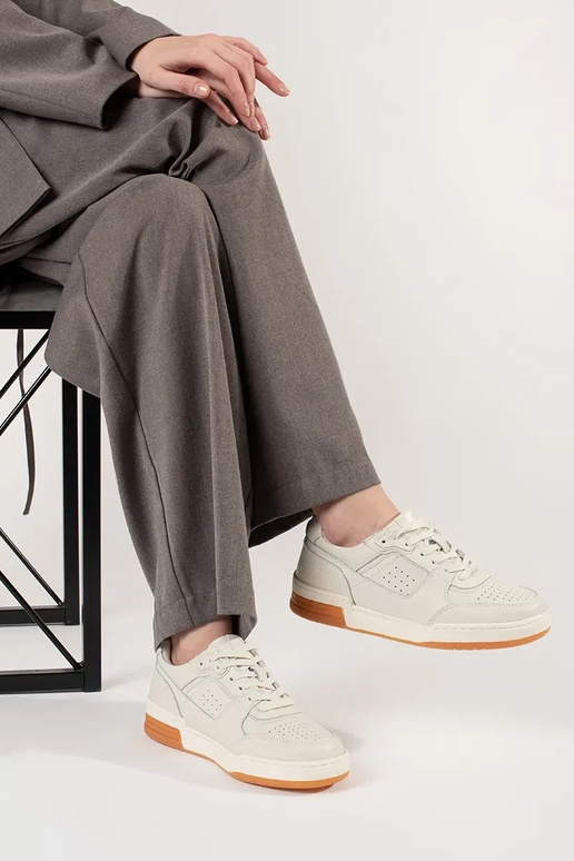 Jasnobeżowe sneakersy na platformie Jasnobeżowe sneakersy na platformie