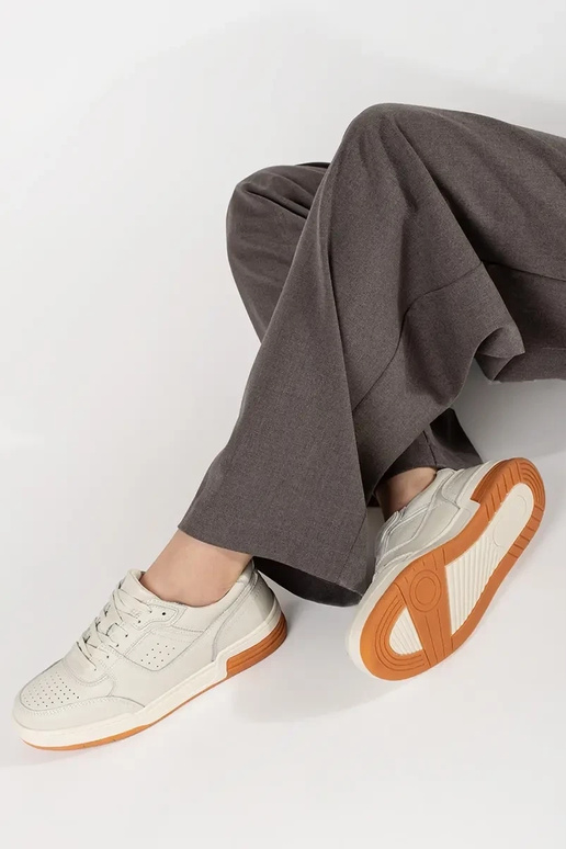 Jasnobeżowe sneakersy na platformie Jasnobeżowe sneakersy na platformie