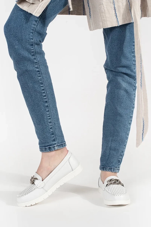 Skórzane białe mokasyny z łańcuchem... Skórzane białe mokasyny z łańcuchem...