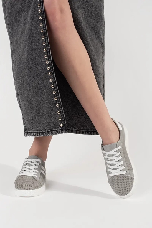 Pilkos spalvos ažūriniai batai iš... Pilkos spalvos ažūriniai batai iš...