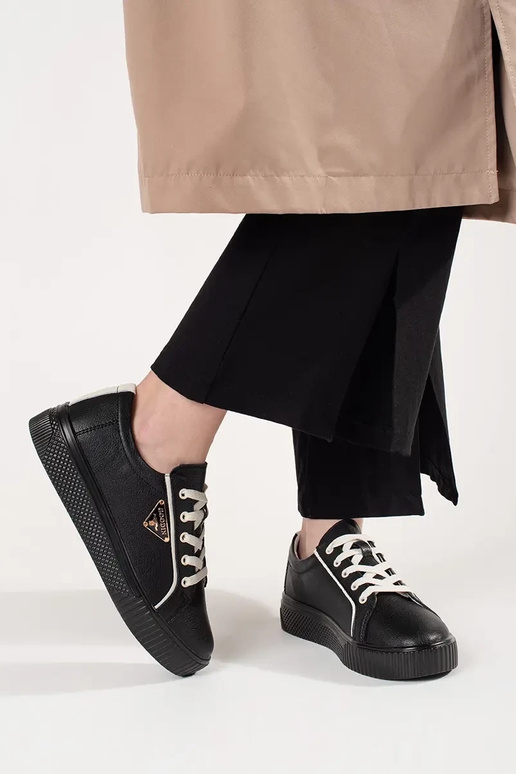 Juodos spalvos odiniai sneakers tipo... Juodos spalvos odiniai sneakers tipo...