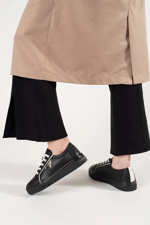 Juodos spalvos odiniai sneakers tipo... Juodos spalvos odiniai sneakers tipo...