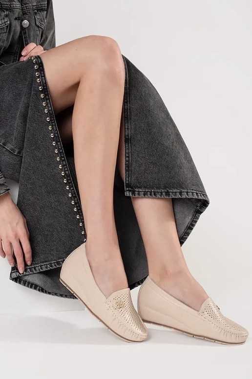 beige INomens boots Inith a hidden...