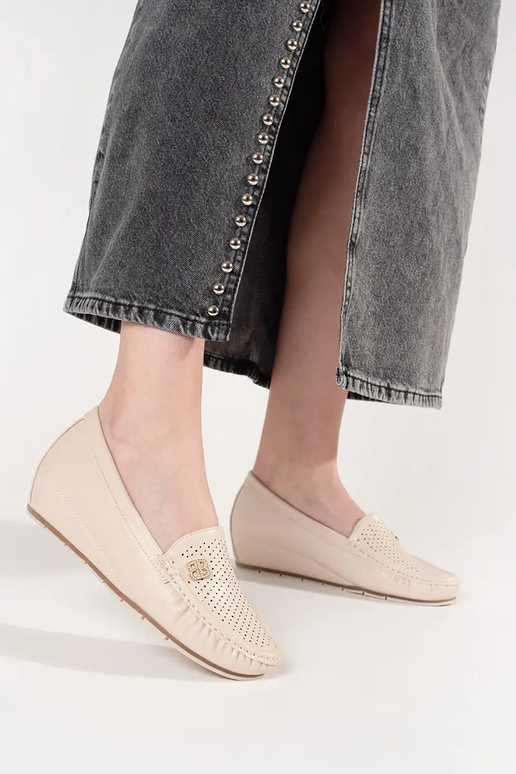 beige INomens boots Inith a hidden...