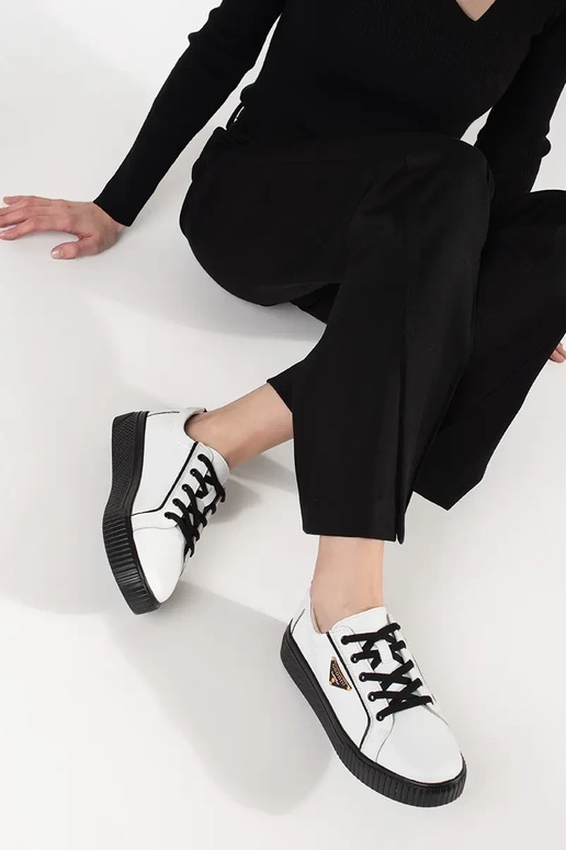 Skórzane biało-czarne sneakersy na... Skórzane biało-czarne sneakersy na...