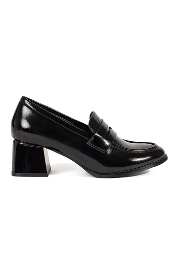 black shoes on highheels