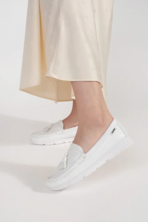 Białe mokasyny z frędzlami na niskiej... Białe mokasyny z frędzlami na niskiej...