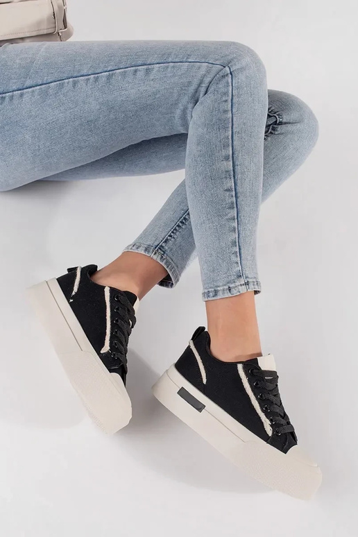 Czarno-białe sneakersy na platformie