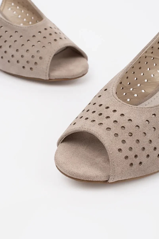 Beżowe sandały na niskim słupku