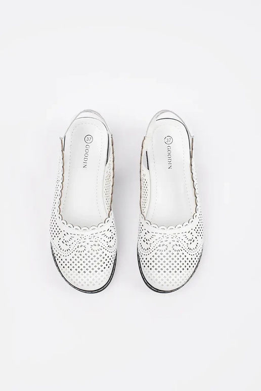 Białe sandałki na koturnie z odkrytą... Białe sandałki na koturnie z odkrytą...