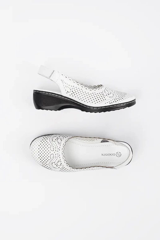 Białe sandałki na koturnie z odkrytą... Białe sandałki na koturnie z odkrytą...