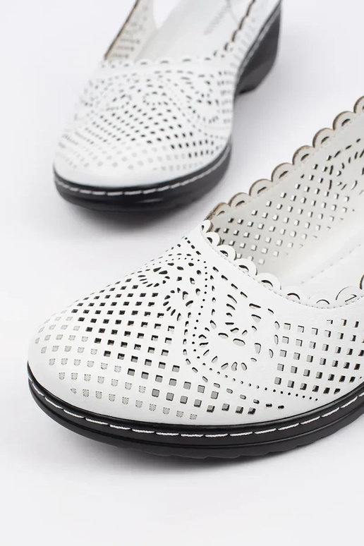 Białe sandałki na koturnie z odkrytą... Białe sandałki na koturnie z odkrytą...