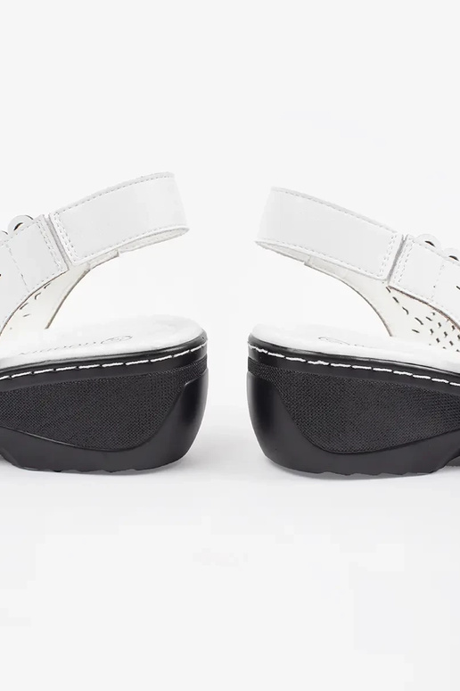 Białe sandałki na koturnie z odkrytą... Białe sandałki na koturnie z odkrytą...