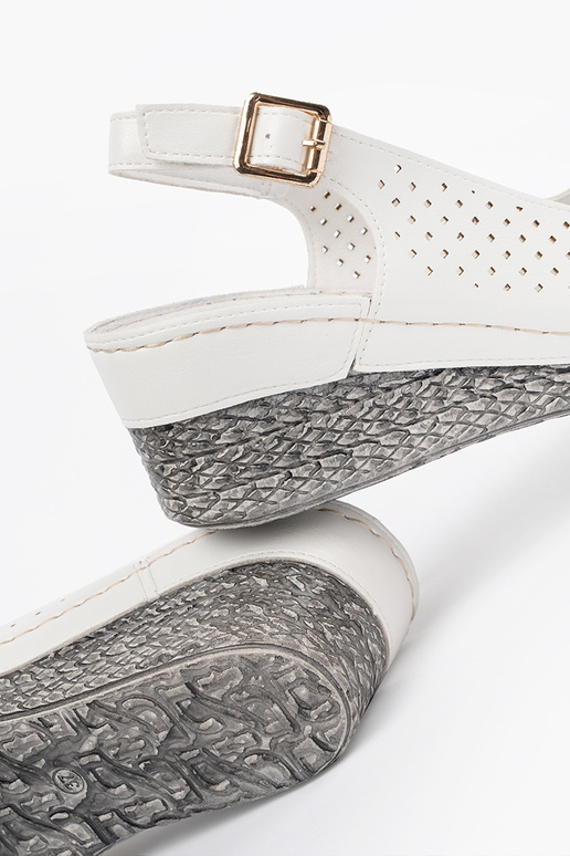 Białe ażurowe sandały na koturnie