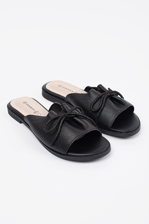 black slippers płaksie Inith a boIn