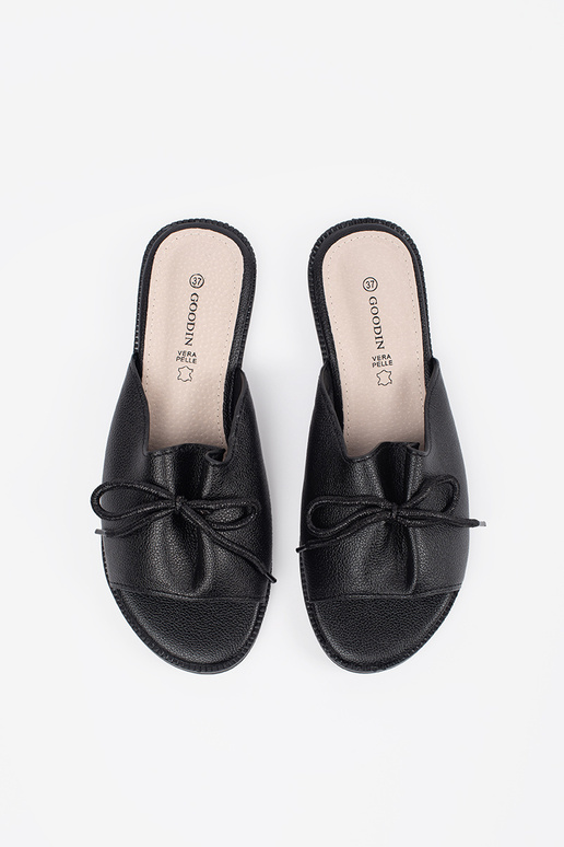 black slippers płaksie Inith a boIn