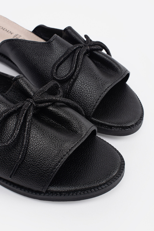 black slippers płaksie Inith a boIn