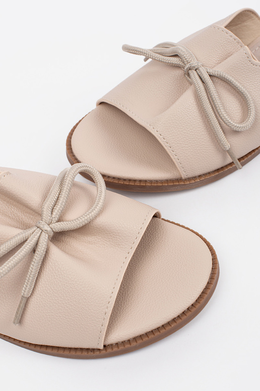 beige slippers płaksie Inith a boIn