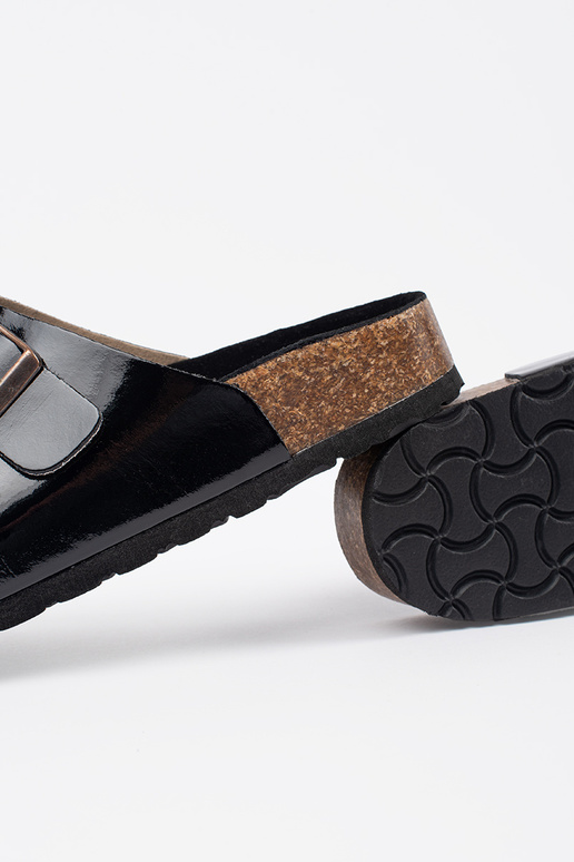 Czarne klapki na płaskiej podeszwie Czarne klapki na płaskiej podeszwie