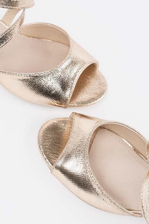 Złote sandały na niskim słupku Złote sandały na niskim słupku