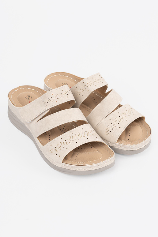 Easy brightlybeige slippers on a loIn...