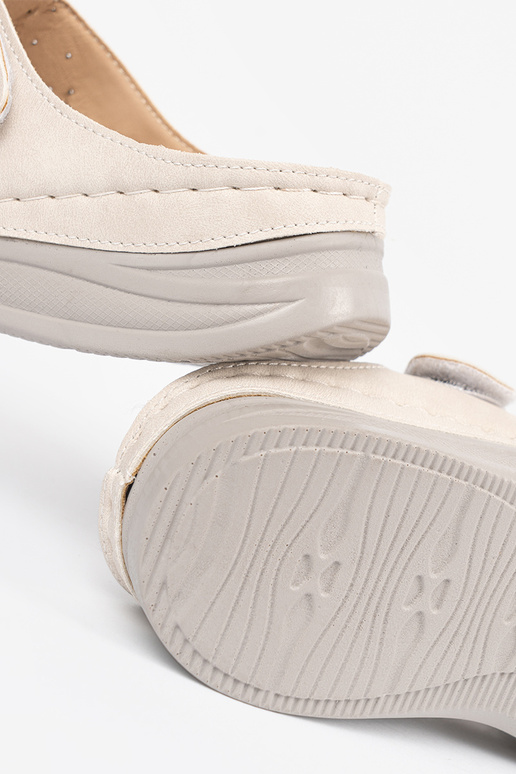 Easy brightlybeige slippers on a loIn...