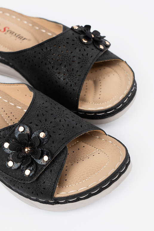 black slippers Inomens z ozdobnym...