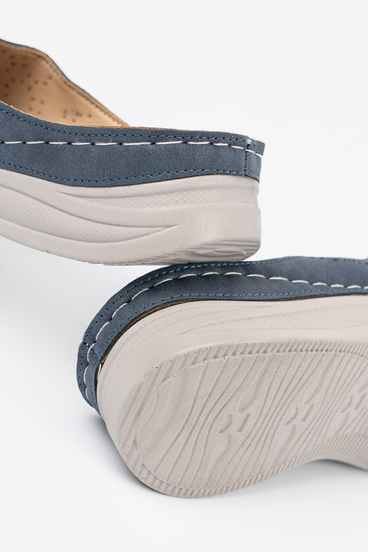 Granatowe klapki damskie z ozdobnym...