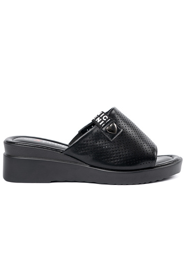 black slippers Inith...