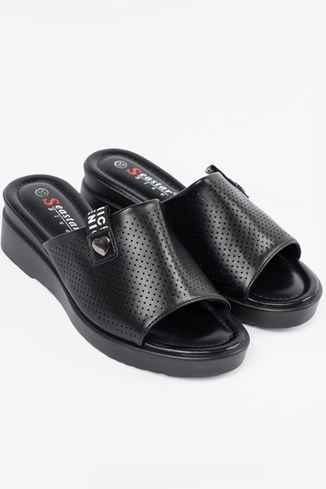 black slippers Inith... 2