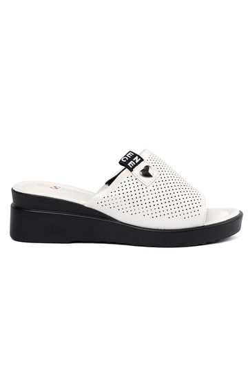 Białe ażurowe klapki na...