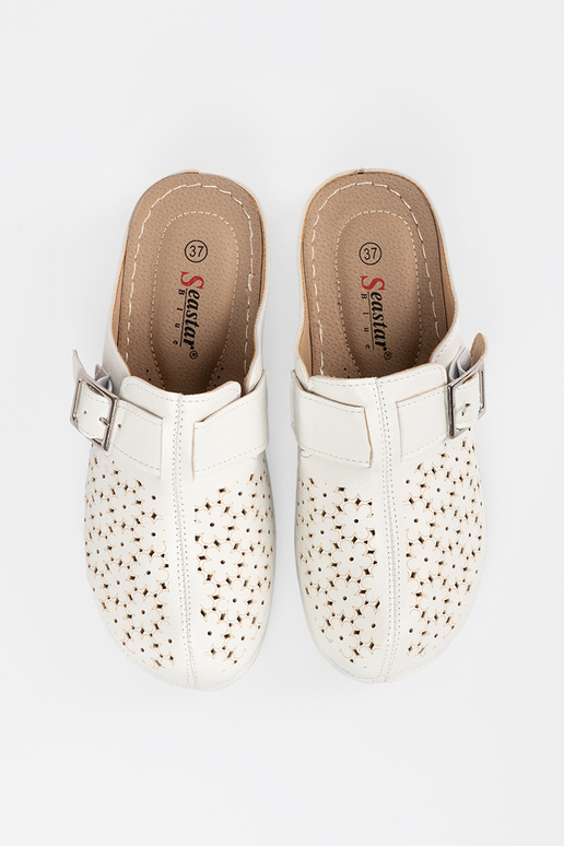 Białe klapki z pełnym noskiem i klamrą