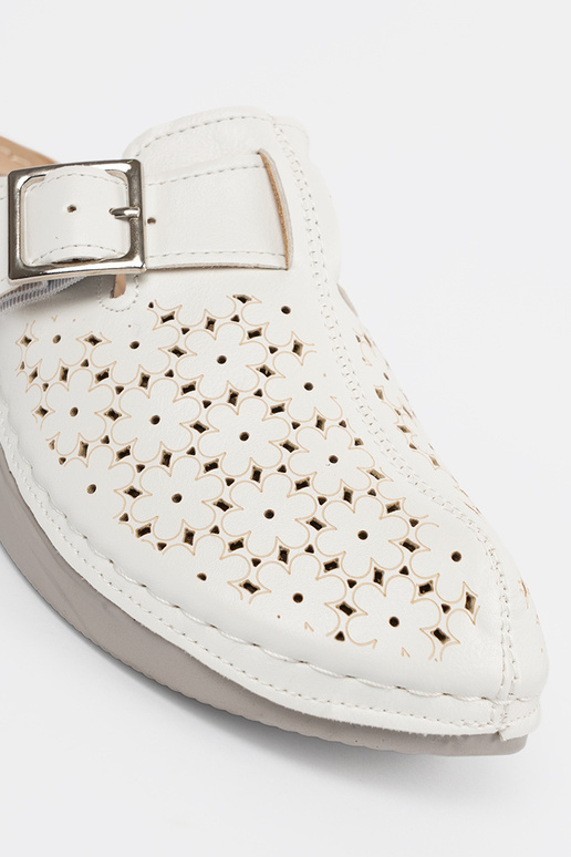   z pełnym noskiem i klamrą