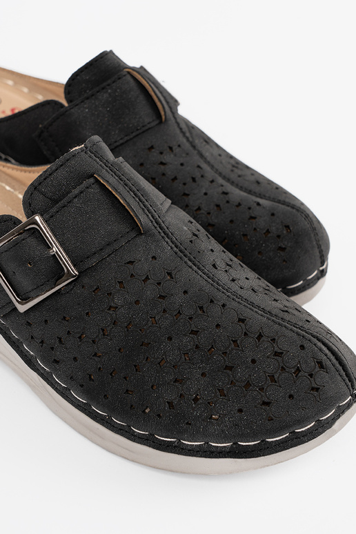 black slippers z pełnym noskiem i klamrą