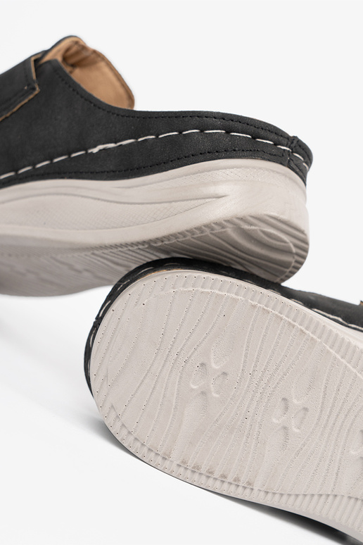 black slippers z pełnym noskiem i klamrą