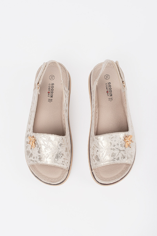 z przypinką    z przypinką