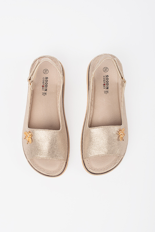 z przypinką    z przypinką