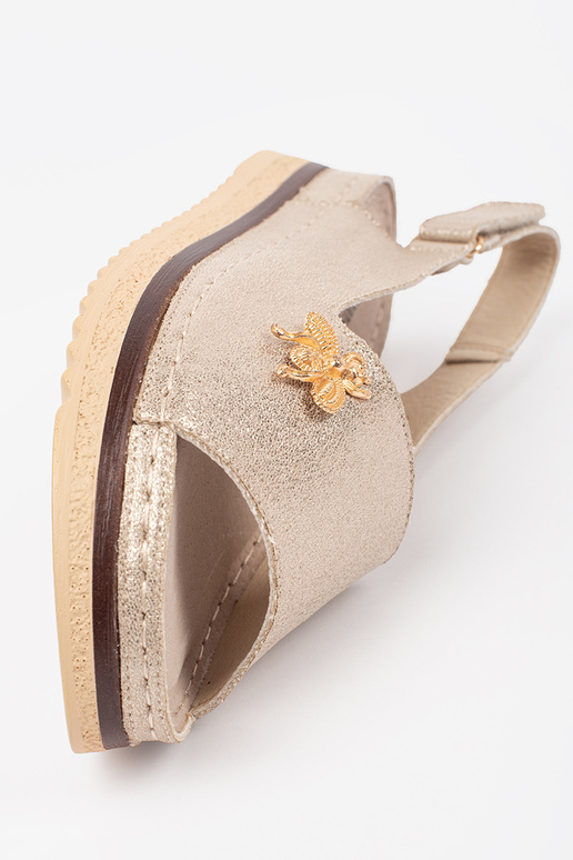 z przypinką    z przypinką