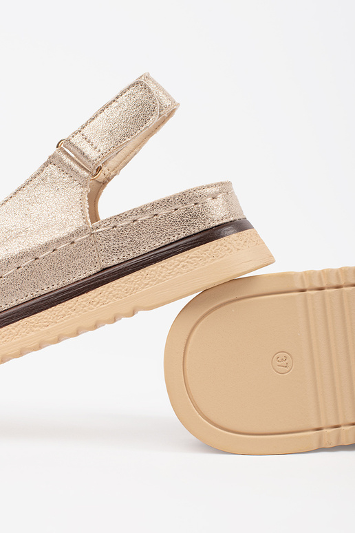 Złote sandały na platformie z przypinką Złote sandały na platformie z przypinką