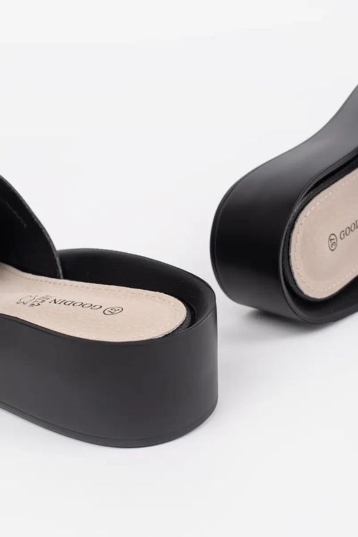 black slippers Inomens Inith chain