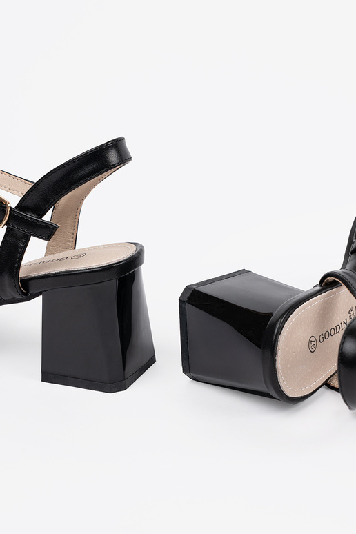 sandals on the heel black