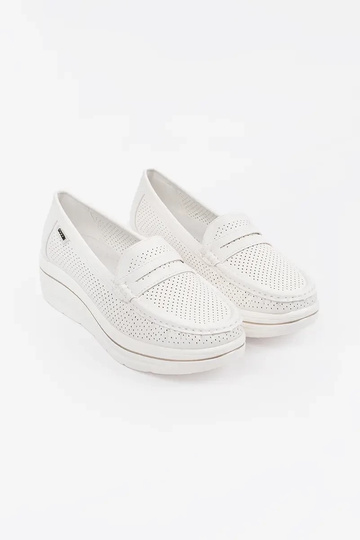 Białe mokasyny na grubej... 2