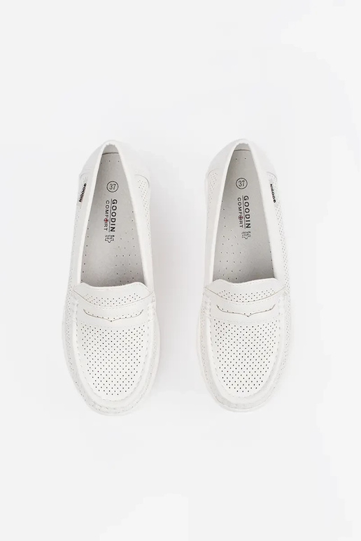 Białe mokasyny na grubej podeszwie