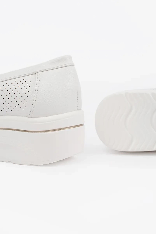 Białe mokasyny na grubej podeszwie
