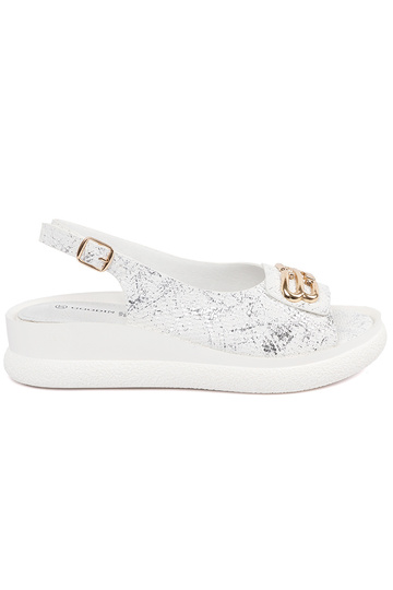 sandals flat Inhite color...