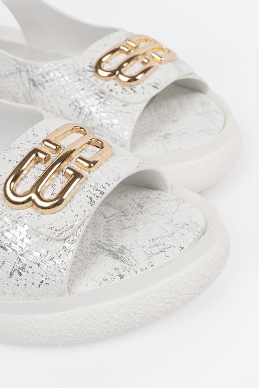 Sandały płaskie białe z ozdobą