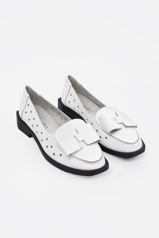 INhite color shoes z dziurkami i kokardą