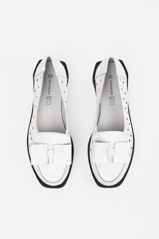 z dziurkami i kokardą